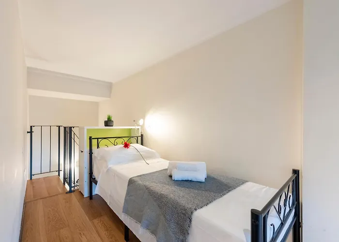 Beautiful Flat Next To Aquarium - Happy *