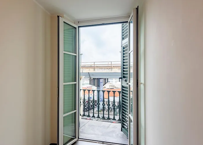 Beautiful Flat Next To Aquarium - Happy